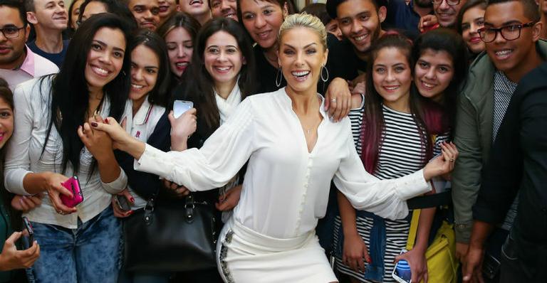 Ana Hickmann causa comoção em shopping durante a inauguração de sua loja