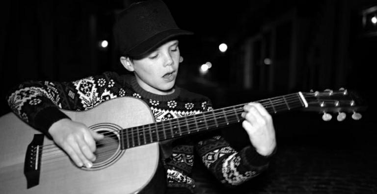 Cruz Beckham lança clipe com participação dos irmãos