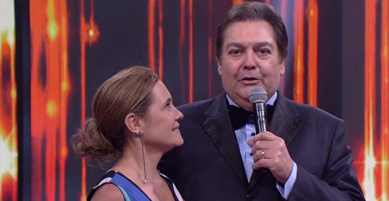 Faustão quebra o protocolo e se emociona ao premiar Adriana Esteves