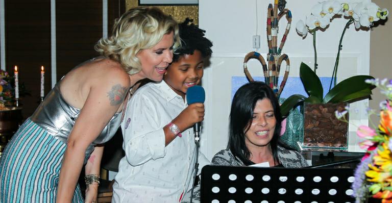 Astrid Fontenelle solta a voz com o filho, Gabriel, em festa de Natal