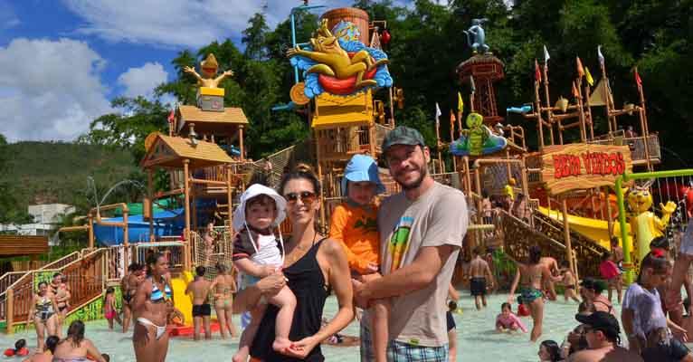 Sarah Oliveira e família se divertem em parque aquático em Goiás