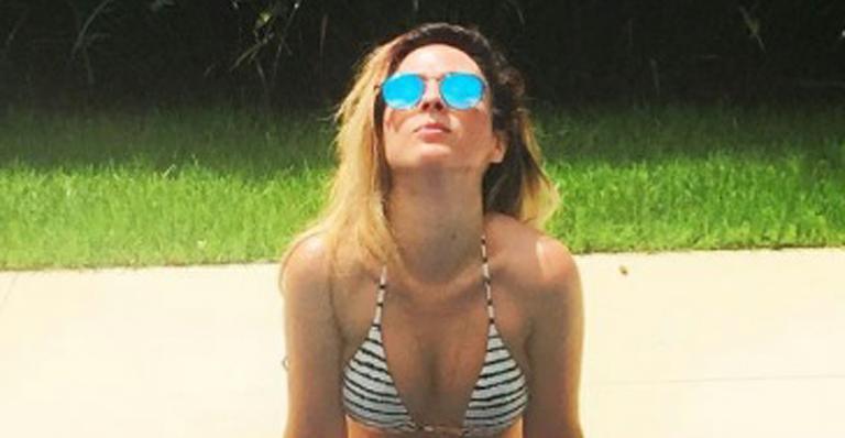 Tatá Werneck exibe boa forma só de biquíni na piscina