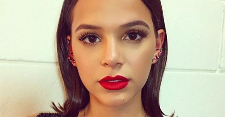 De maiô cavado, Bruna Marquezine exibe seu bronzeado no Caribe