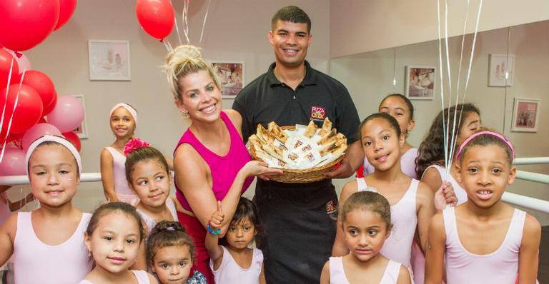 Karina Bacchi participa de aula de balé na ONG Florescer