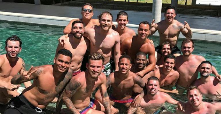 Neymar posa rodeado de amigos na piscina: “A gente só precisa de amor e amigos”