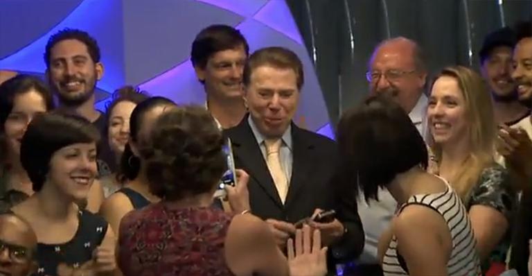 Silvio Santos se emociona ao visitar exposição em sua homenagem