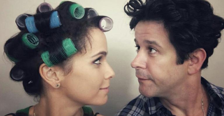 Débora Falabella mostra foto divertida com Murilo Benício