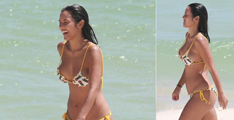 Grávida, Yanna Lavigne curte dia em praia no Rio de Janeiro