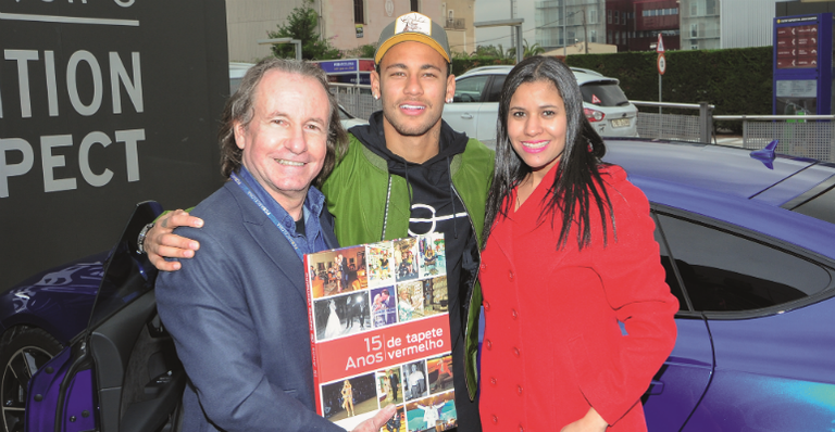 Neymar ganha livro de luxo do fotógrafo João Passos