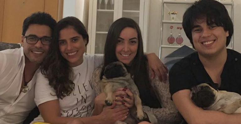 Sem Wanessa, Zezé Di Camargo posa com Camilla e Igor: “Jantar especial”