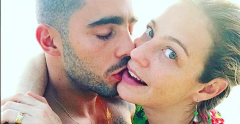 De biquíni, Luana Piovani exibe seus seios turbinados ao lado do marido