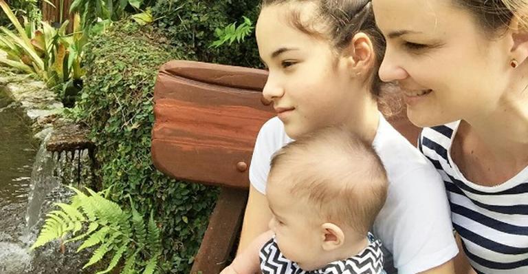 Carolina Kasting mostra o primeiro banho de piscina do filho