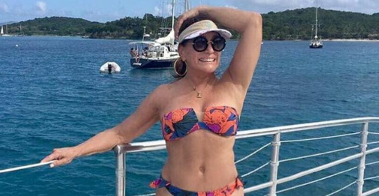 De férias, Susana Vieira surge de biquíni no Caribe