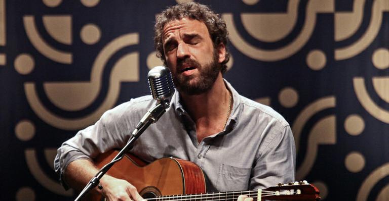 Marcelo Camelo lança canção em parceria com a família