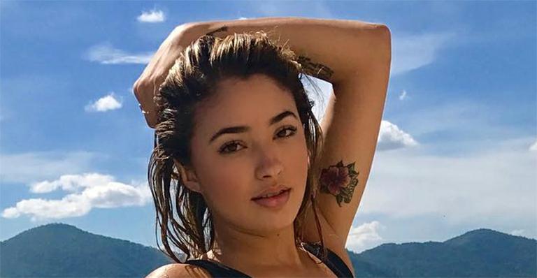 Carolina Oliveira posa de biquíni para campanha e exibe corpo perfeito