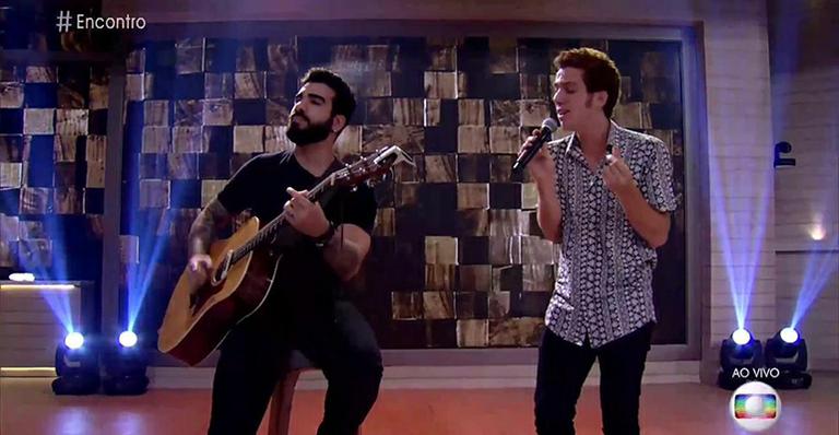 João Côrtes surpreende fãs e rouba a cena cantando no ‘Encontro’