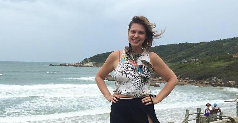 Ex-Malhação, Carolinie Figueiredo corta o cabelo dos próprios filhos e brinca: ‘Franjas de curumim’