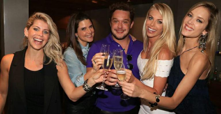 Caroline Bittencourt celebra seu aniversário com amigos