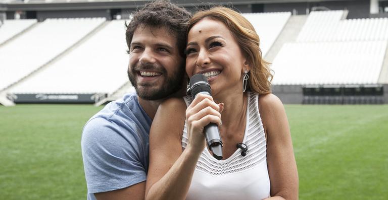 Sabrina Sato recebe o namorado em gravação de Natal
