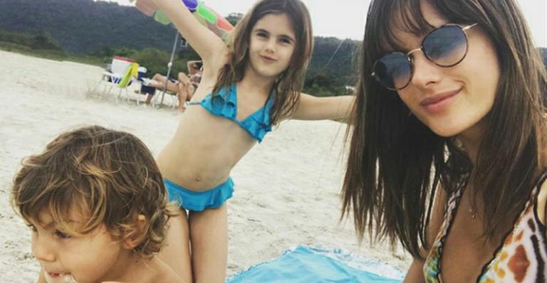 Alessandra Ambrosio curte praia em Florianópolis com os filhos