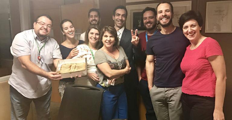 César Tralli completa 46 anos e ganha festa de equipe da Globo durante plantão de Natal