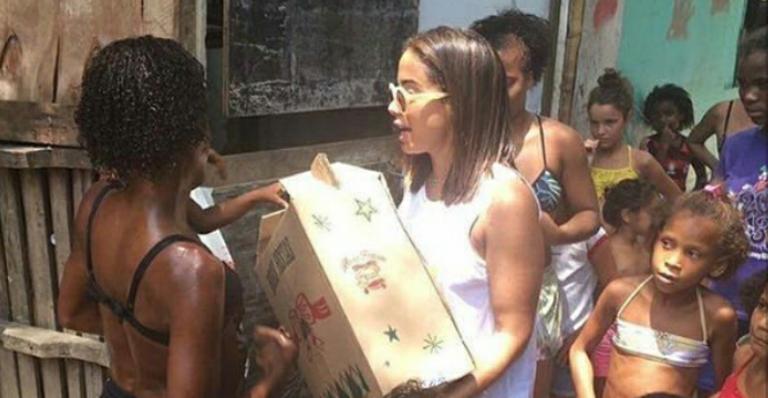 Anitta distribui cestas básicas em comunidade do Rio