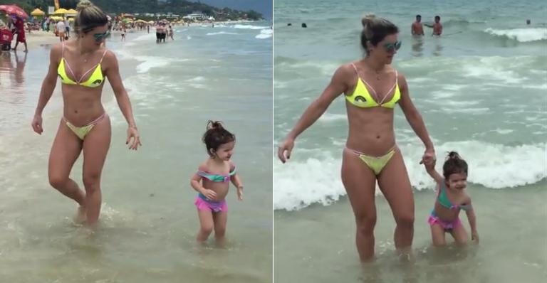 Mirella Santos exibe boa forma na praia com a filha