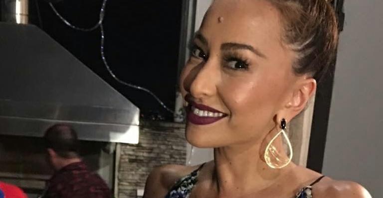 Sabrina Sato ajuda na ceia e ganha elogio da sogra: ‘Minha nora é um sucesso’