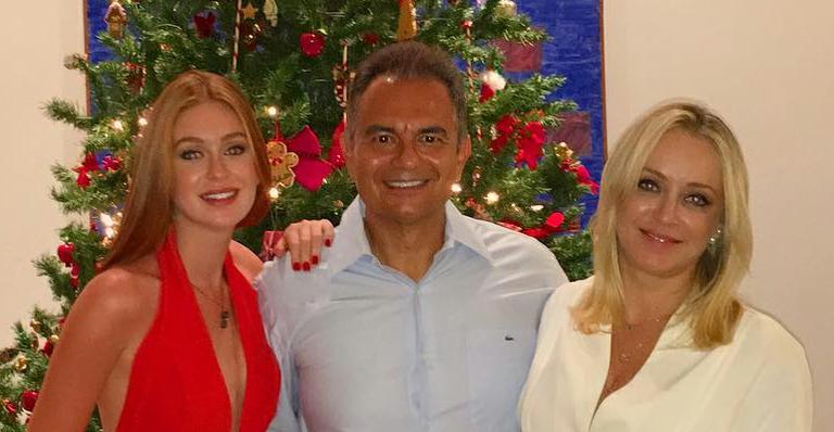 Com decote profundo, Marina Ruy Barbosa celebra o Natal em família