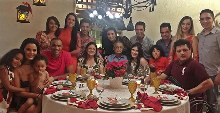 Zezé di Camargo passa o Natal com a namorada e os pais e reclama: ‘Não preciso de opinião de ninguém’