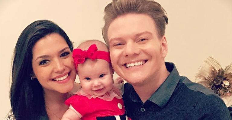 Michel Teló e Thais Fersoza mostram a filha, Melinda, vestida de Mamãe Noel: “Nosso presentinho de Natal”