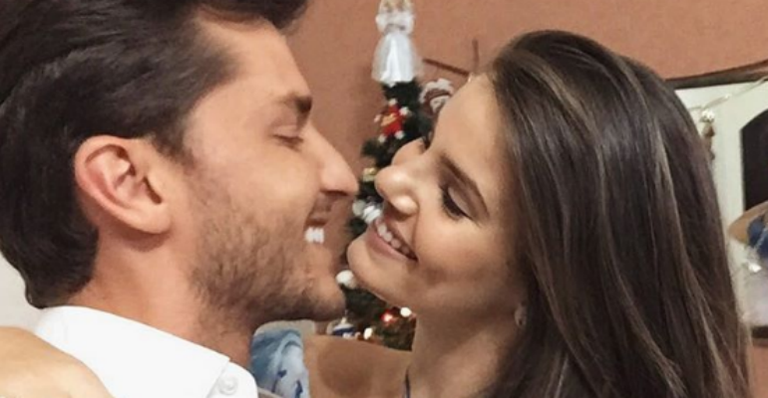 Camila Queiroz completa 1 ano de namoro com Klebber Toledo