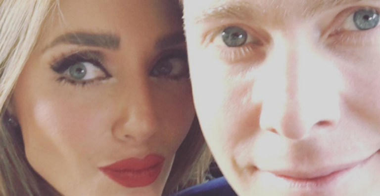 Anahi posa ao lado do marido e exibe barrigão da primeira gravidez