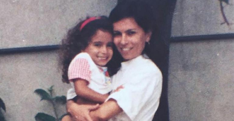 Anitta faz homenagem à mãe com foto da infância