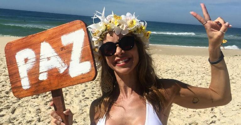 Aos 40 anos, Dani Bananinha dá ajeitadinha no biquíni na praia e brinca: “Bumbum granada”