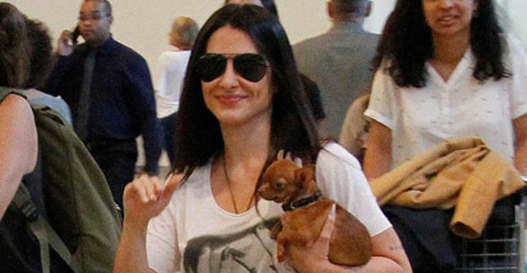 Cleo Pires embarca com seu cachorrinho, Baltazar, no aeroporto