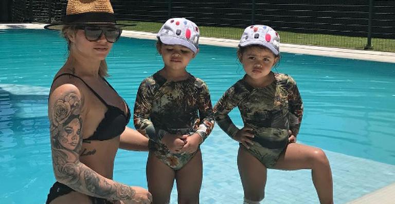 Dani Souza veste as filhas gêmeas com maiôs parecidos em dia de piscina