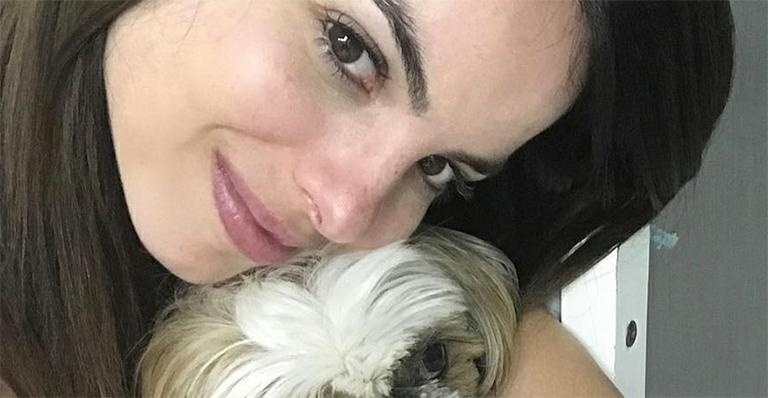 Que susto! Sthefany Brito se joga na piscina para salvar sua cadelinha