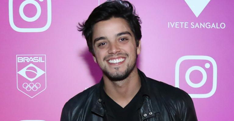 Rodrigo Simas mostra sua transformação para a novela Novo Mundo