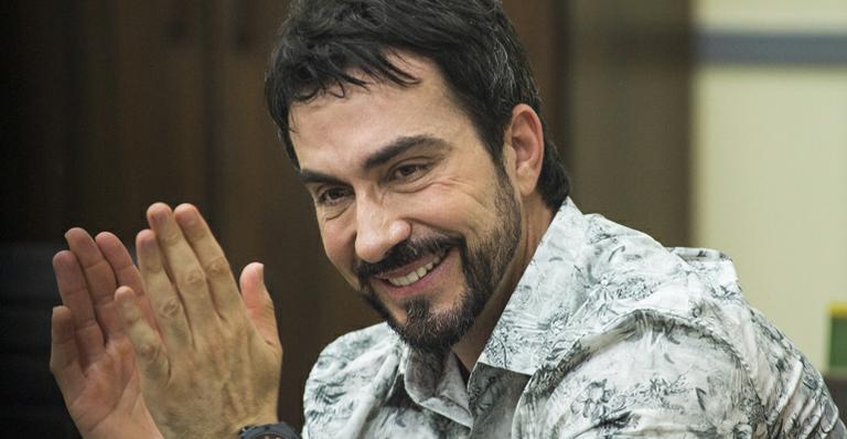 Padre Fábio de Melo ‘tira sarro’ de selfie de Fernanda Souza com Débora Nascimento