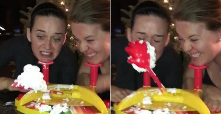Katy Perry leva torta na cara da irmã, Angela Hudson