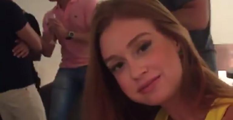 Marina Ruy Barbosa esbanja boa forma em aniversário, mas é flagrada atacando doces