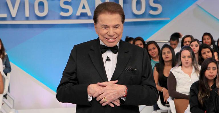 Aos 86 anos, Silvio Santos surge sem camisa curtindo piscina ao lado de Iris Abravanel