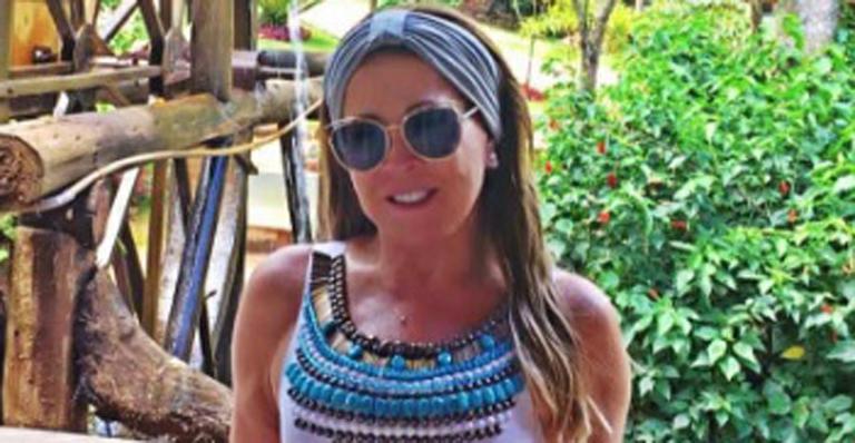 Aos 56 anos, Zilu Camargo exibe corpão só de biquíni na piscina e ganha chuva de elogios