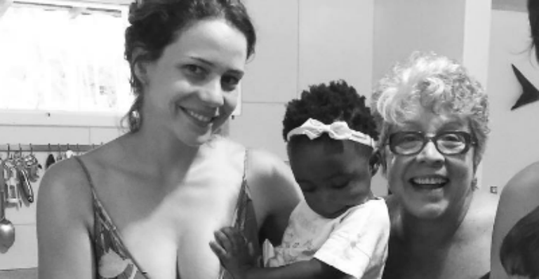 Leandra Leal posa ao lado da filha, Julia, e da mãe, Angela Leal