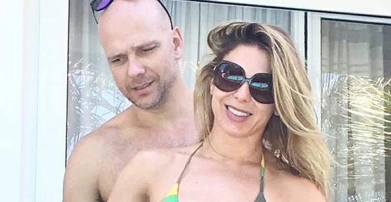 De biquininho e taça de champagne na mão, Sheila Mello curte relax com a família