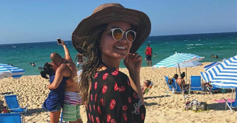 Suzanna Freitas publica foto na praia e casal rouba a cena