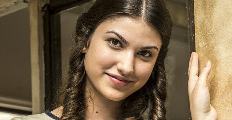 Giovanna Grigio exibe corpaço em foto de biquíni, mas piercing rouba a cena