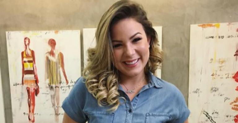 Cacau posa de maiô e deixa bumbum e pernões à mostra: “Que abundância”