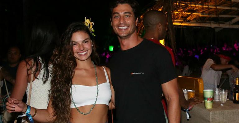 Isis Valverde curte festa na Bahia ao lado do namorado, André Resende